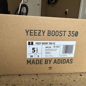 Adidas Yeezy Boost 350 V2 box